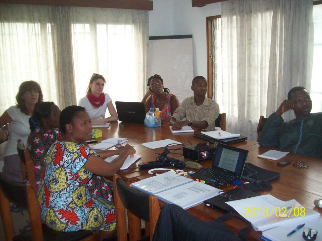 130128-BN-session-formation avec De gauche à droite : Mathilde MENOUDJI Gestionnaire APEFE/WB, Eugénie ACCROMBESSI - Secrétaire et Comptable l’INMES (Institut National Medico-Social), Brigitte SIEBERTZ – Administratrice Programme APEFE, Oriane ALTHAUS – Stagiaire APEFE, Marie-Claude OLORY – Coopérante Projet d'Appui au Développement de la Kinésithérapie au Bénin (PADKB), Karel GNIMASSOU – kinésithérapeute CNHU (Centre National Hospitalier et Universitaire) , Honoré DJOSSOU – PNRBC (Programme National de Réhabilitation à Base Communautaire)