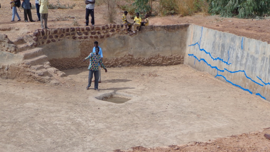 Visite sur le terrain APEFE - Burkina Faso - Atelier de partage sur l'irrigation d'appoint et les techniques de collecte des eaux de ruissellement 