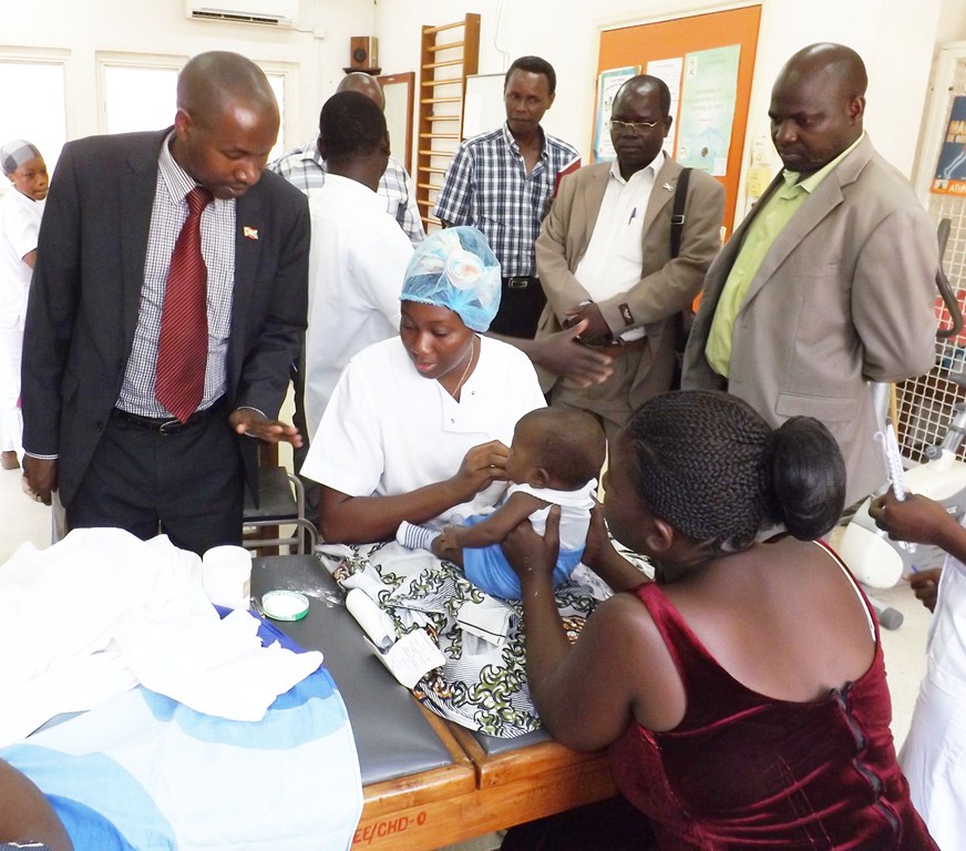 La délégation dans service kiné de l'hôpital départemental de Porto Novo 131104-BU-mission-echange4